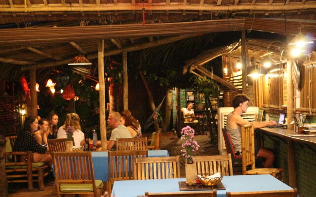 Under the coconut tree - Hostel