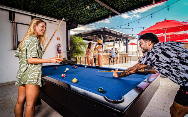 Nomads Party Hotel & Hostel