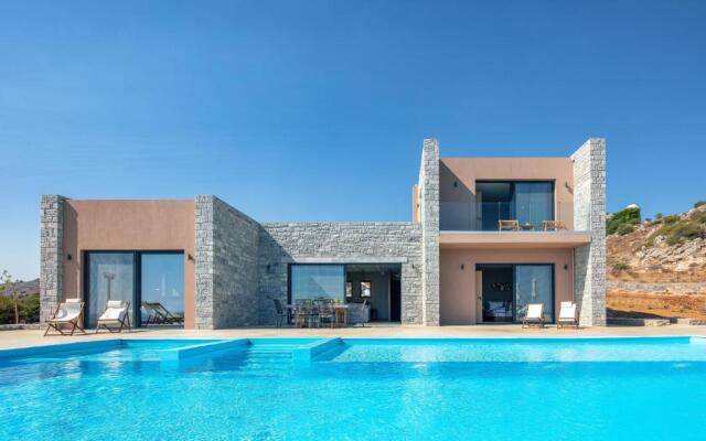 Seafront elegant villa, with infinity pool & devine views!