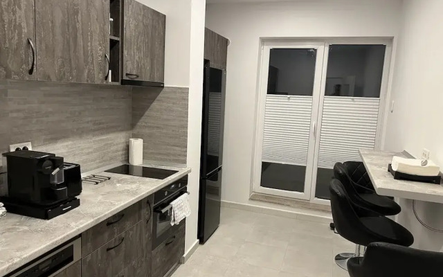 Stunning 2-Room Penthouse Lakeview W11
