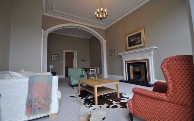 2 Bedroom Apartment Near Stockbridge