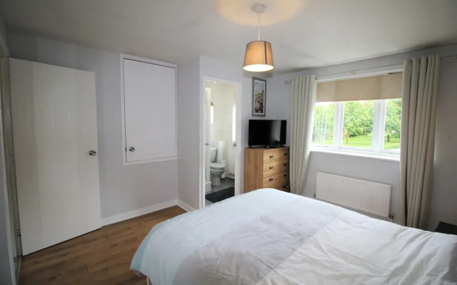 3 Bed Detached - Quiet Cul De Sac -private Parking