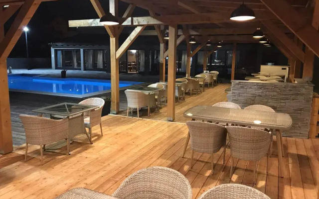 16 Lakes Hotel