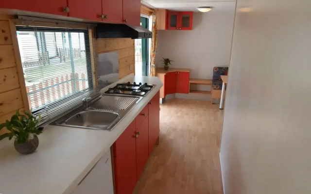 Comfy Chalet with Terrace near Sea