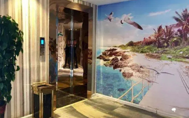 Jinhong Holiday Hotel (Xinyang Century Plaza)
