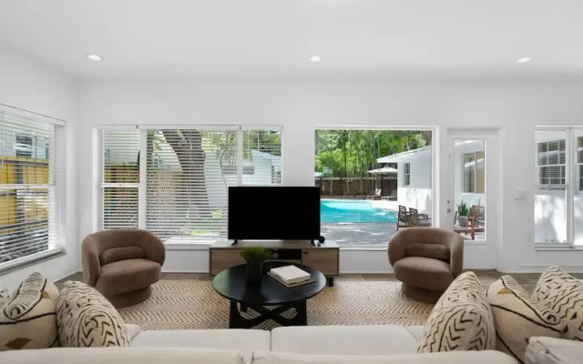 Memory Lane - Family Home With Pool