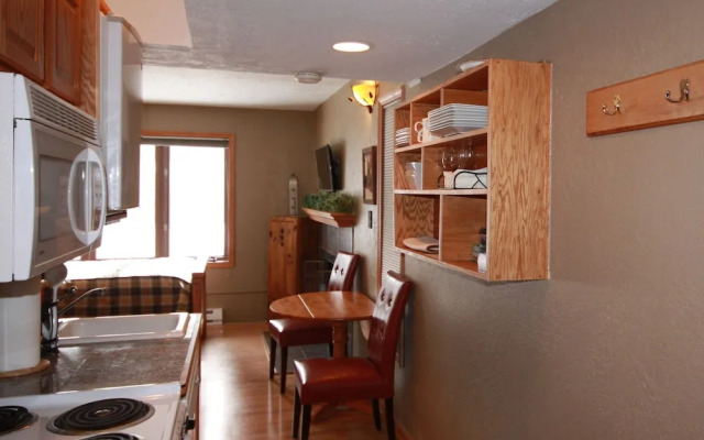 Four O'clock Lodge B05