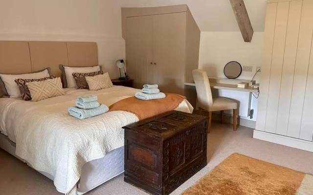 Stunning 6 Bedroom Riverside Barn Cotswold Mill