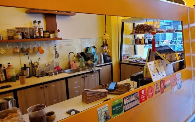 Grandma Lu - Banh Mi Coffee  Hostel