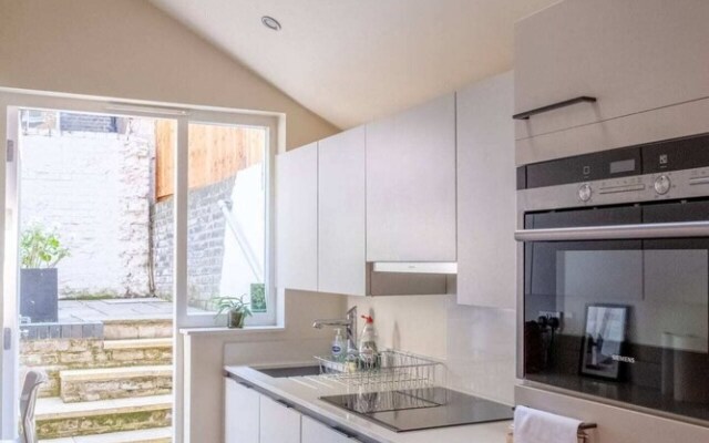 Stylish 2 Bedroom Apartment in Chelsea With Garden