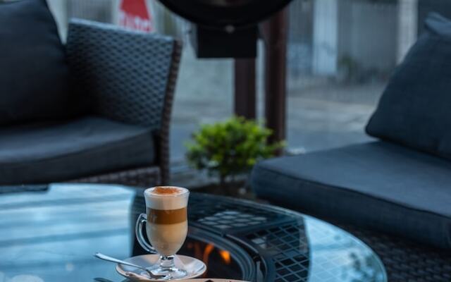 Quindeloma Art Hotel And Gallery