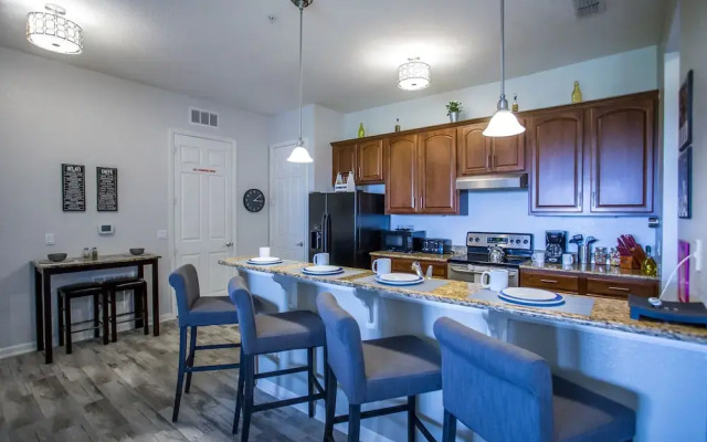 Altavista Lakeview 3 Bedroom Condo by RedAwning