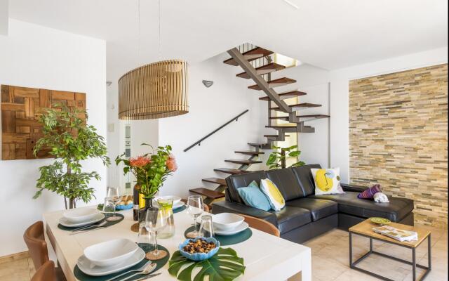 Beachfront triplex with swimming pool parking