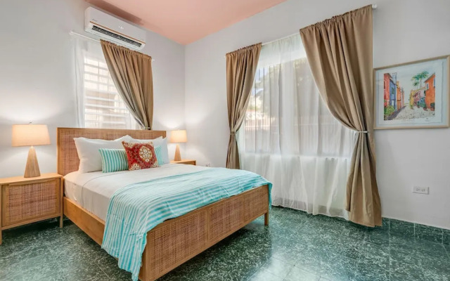 Chic Apartment Pool Parking in Central Condado