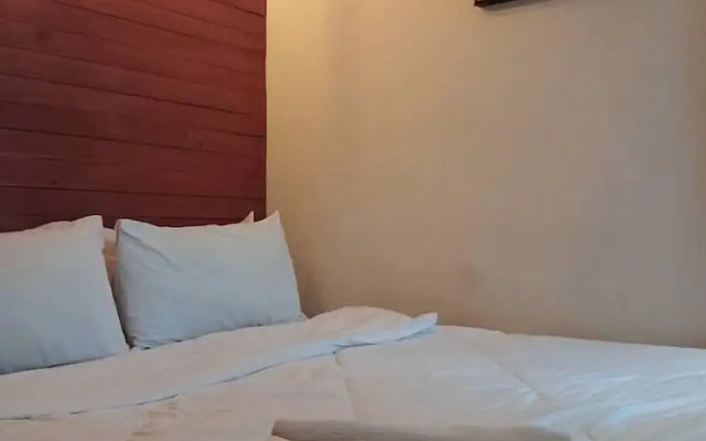 The 1975 Hotel Empire