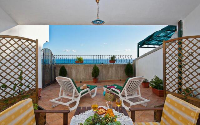 Loft at 200mt from the beach-park inside-sea view