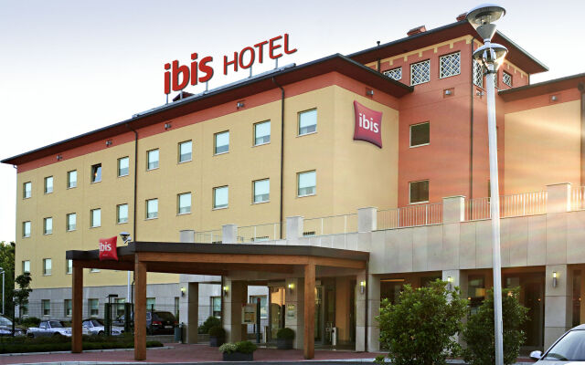 ibis Como