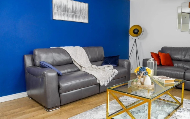 Stylish 4 Bed Apartment- Private Garden & Sleeps 8