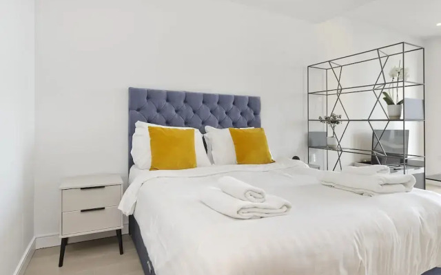 Luxury Waterfront Studio in Canary Wharf by Underthedoormat