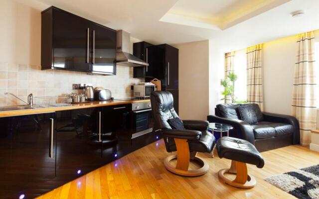 Queens Mansions: Lakeland Suite