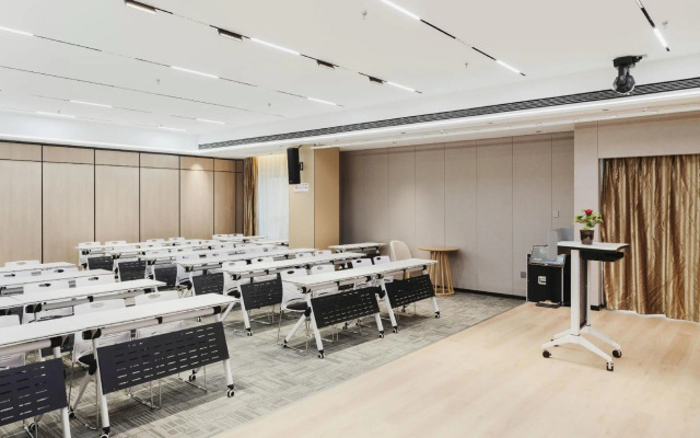Super 8 Hotel Premier (Anyang High-speed Railway Yingbin Park)