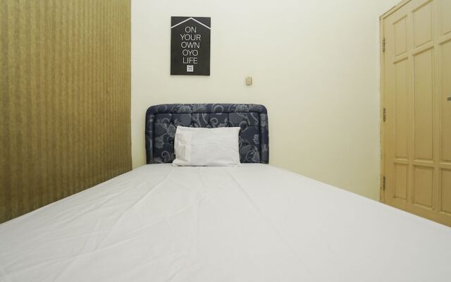 Oyo Life 2573 Griyo Kost Putra 205