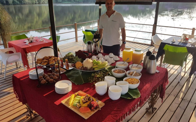 Bambuu Lakeside Lodge