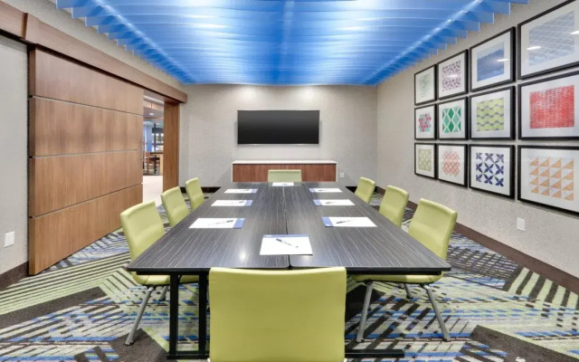 Holiday Inn Express & Suites Yukon by IHG