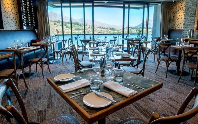 The Rees Hotel, Luxury Apartments & Lakeside Residences