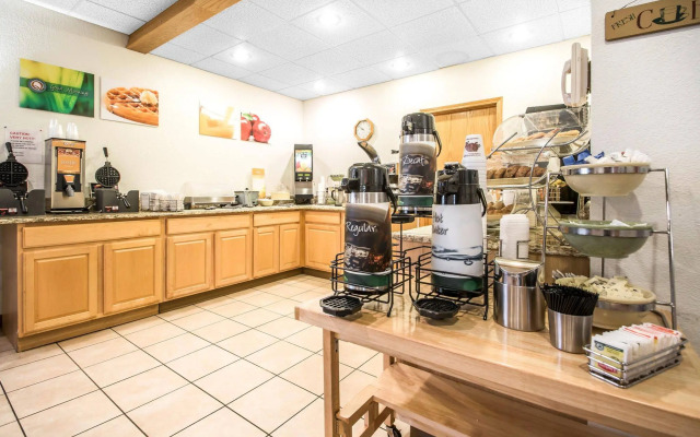 Quality Inn Mauston I-90