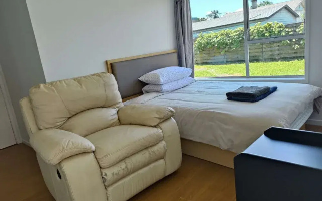 Small 2 bedroom flat 7a Rangiatea Road