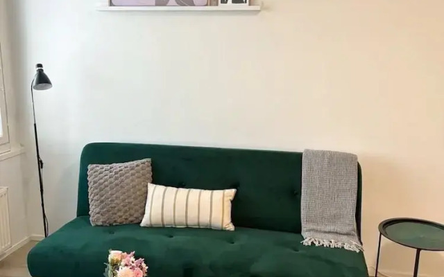 Central 1BR Apartment with Free Parking