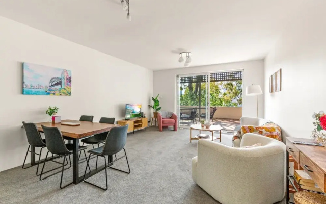 2-bed Harbourside Home With Views in Fab Location