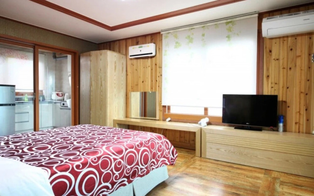 Seogwipo Hyeongjebawibada Pension