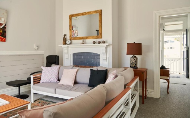 Sun Seeker's Cottage - Napier Holiday Home – Guest Rooms – Napier