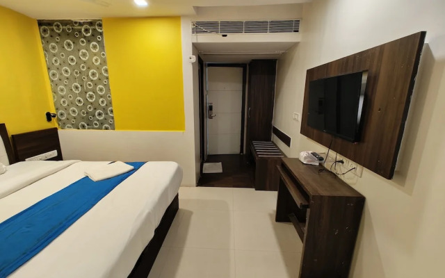Hotel Aura - Near Malad Link Road