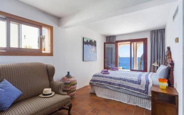 Sea Front Villa with Access Mallorca 8 Pers