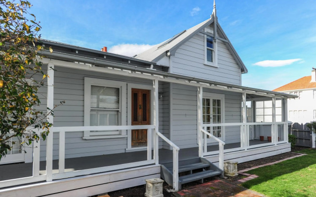 Puriri Downtown Villa - Napier Holiday Home
