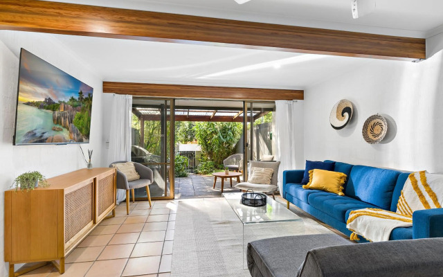 Stylish Townhouse, private courtyard walk to beach