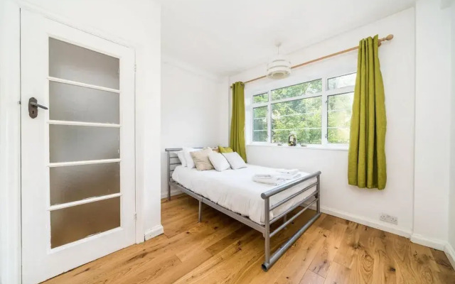 NEW 3BD West Kensington Flat Close to City