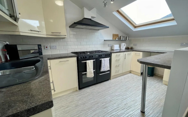Impeccable 2-bed Apartment in Scarborough