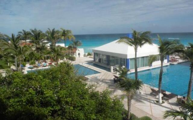 Cancun Beach ApartHotel by Solymar