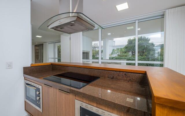 Incrível casa com churrasqueira em Jurerê RDR030