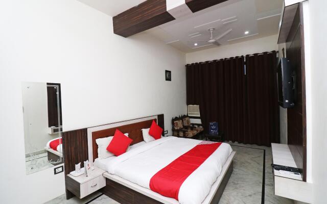 OYO 24879 Royal Taj Home Stay
