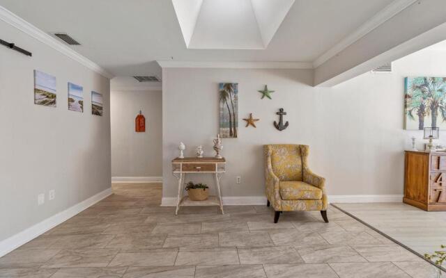Beautiful home- Private getaway-Heated Pool/Hottub