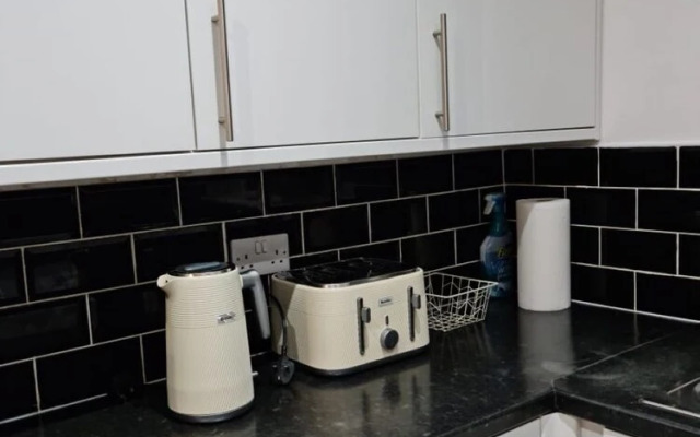 Impeccable 4-bed House Near Manchester City Centre
