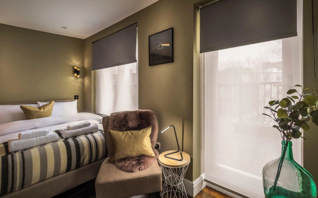 The Knaresborough by Aura Collection