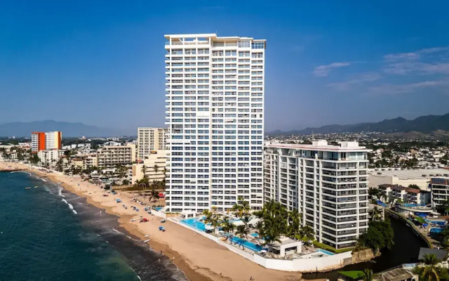 Oceanfront 1BR With Balcony - Sea View Pools