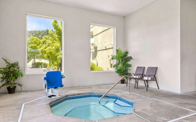 Super 8 by Wyndham Roseburg