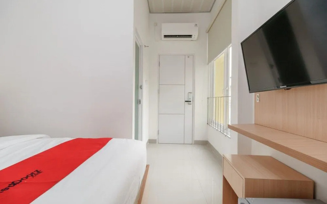 RedDoorz Plus near RS RK Charitas 2 Palembang